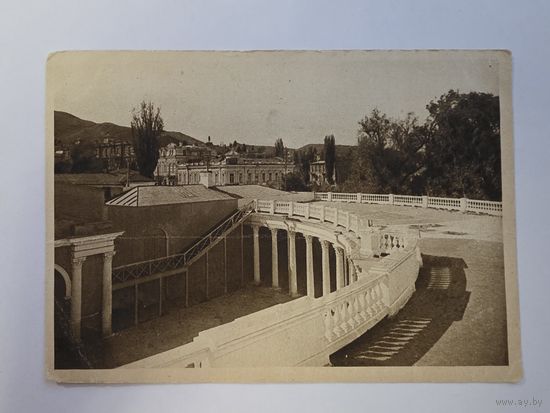 Колоннада и дворец Труда. Кисловодск. Чистая. Почтовая карточка 1920е - 1930е годы.Общий вид.