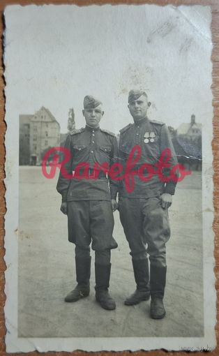 Два советских солдата в Европе фото типаже ретро