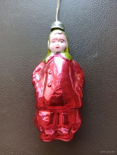 Ёлочная игрушка "МАЛЬЧИК В ПАЛЬТО И ШАПКЕ УШАНКЕ", стекло, подвес. (СССР, 1950-1960 гг.).