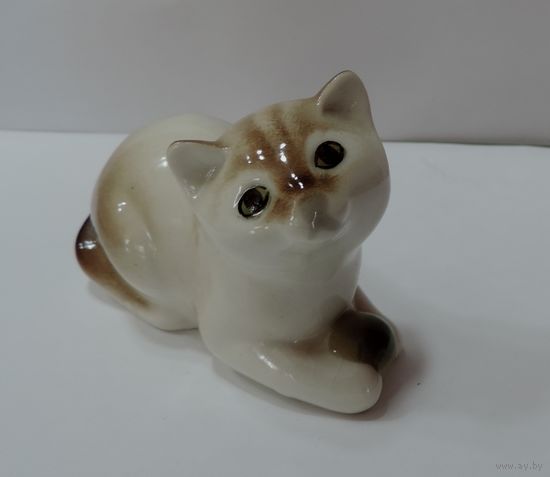 Статуэтка фарфоровая "Котик с мячом" ЛФЗ 80-е годы СССР. Целая, без реставрации.