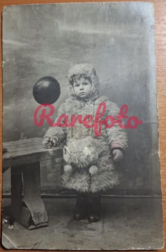 1910-е Открыточный формат мальчик с шариком редкий сюжет ретро типажи фотоателье