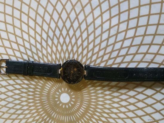 Часы наручные с ремешком OMAX . В ремонт,коллекцию,на запчасти. Состояние на скане.