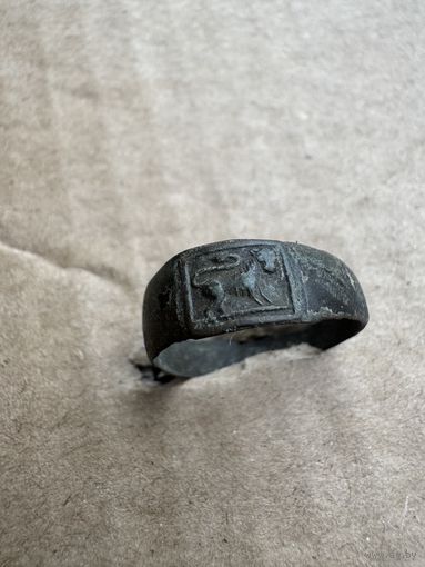 Кольцо старинное с изображением Пантеры