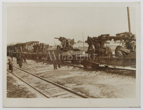 Уничтоженный советский эшелон с зенитными пушками на платформах.