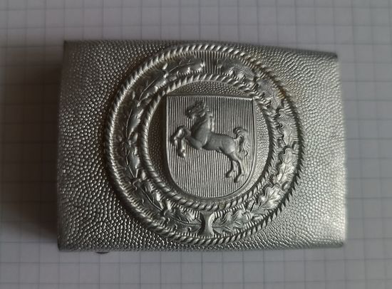 Пряжка.