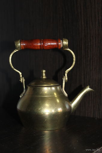 Латунный, декоративный чайник.