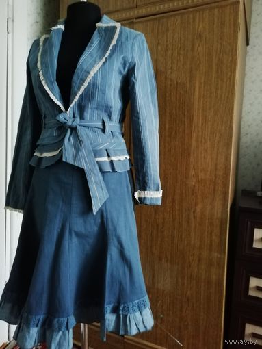 Кокетливый костюмчик красивого небесного цвета, комбинированный, импортного производстаа, натуральный плотный cotton, размер 44-46.