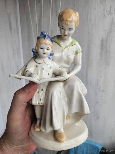 СТАРТ С 1 РУБЛЯ БЕЗ МЦ НА 3 ДНЯ Фарфоровая статуэтка "Первая книга"