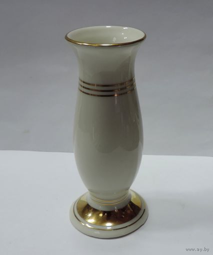 Вазочка фарфоровая. Германия. Высота 10.3 см.
