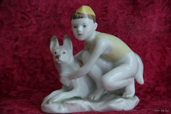 Статуэтка фарфоровая "  Юный пограничник "   ЛФЗ    ( целая )