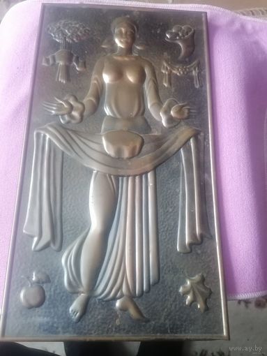 Чеканка-панно. Девушка с караваем.Урожай