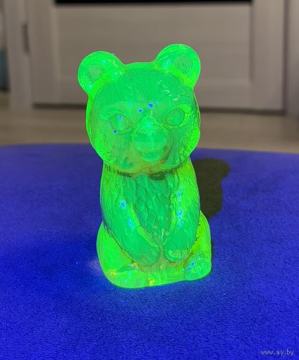 Статуэтка Медведь из уранового стекла . Производство Чехия