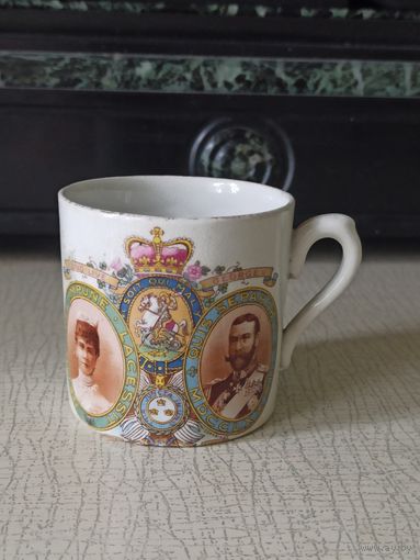 Кружка к Коронации Короля Георга V и королевы Марии, Великобритания, 22 июня 1911 года. Высота 7 см. Объем 170 мл. Следы бытования.