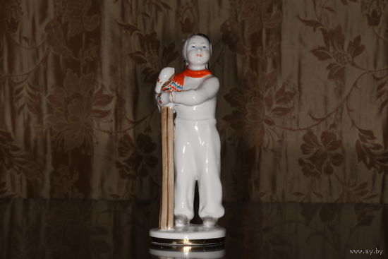 Фарфоровая статуэтка "Лыжница" ЛФЗ