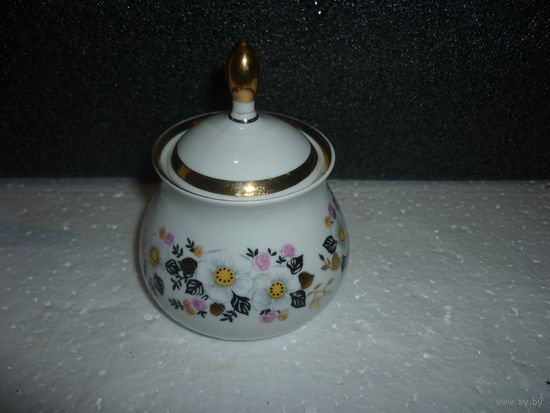 Сахарница. Тонкий Фарфор. Ручная роспись золотом. Рига. СССР.Дефект