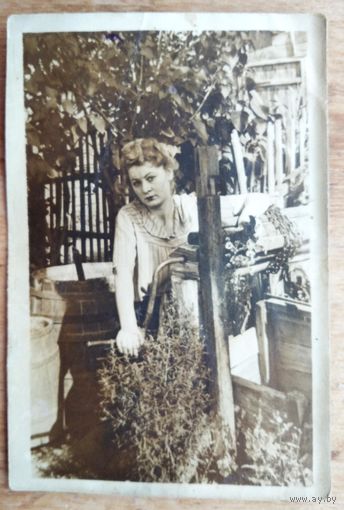 Фото женщины за работой. 1947 г. 8х12 см