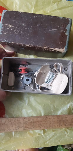 Для швейной машины запчасти в старом родном футляре.