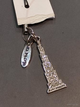 Брелок Бурдж Халифа, в стразы, длина 4 см. Цвет серебро.