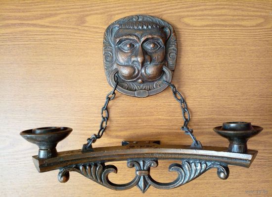 Настенный подсвечник "Лев" на 2 свечи на цепях (жирандоль, двухсвечник).