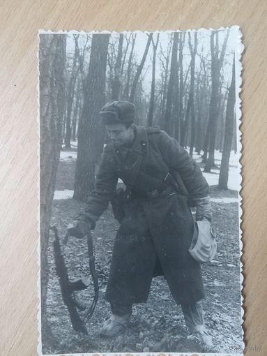 Фотография. Связист с АК-47 на занятиях по химзащите. Погоны на шинели обр. 1955 года.