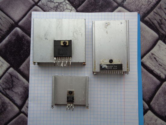 Три микросхемы с радиаторами, одним лотом