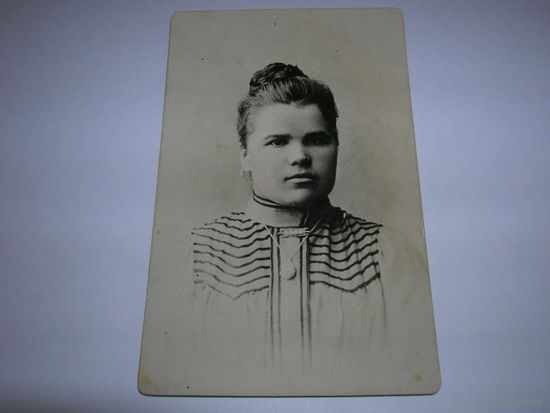 Открытка Старинная Девушка с кулоном Подписана Датирована 10.11.1921