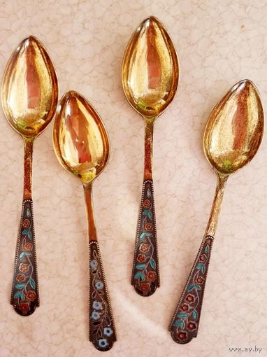 4 серебряные  чайные ложечки с жирной позолотой и эмалями.