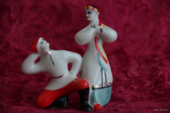 Статуэтка фарфоровая " Плясуны "   ЗХК Полонне   ( целая )