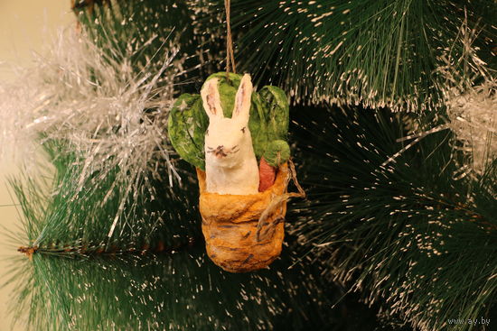 Ёлочная игрушка папье-маше, "Зайчик в конверте".