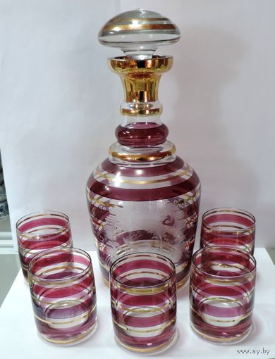 Графин и 5 рюмок на 1 литр 70-е Чехословакия (Богемия). С сюжетом на стекле. Резьба. Высота 27.5 см.