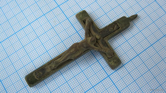 Крестик старинный, нательный. Католический. Распятие. Бронза, литье, днревянная вставка..