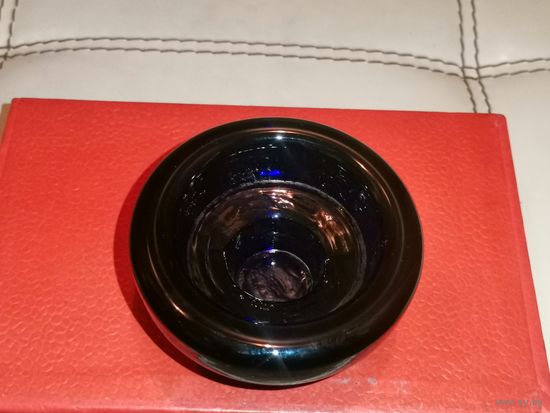 Подсвечник из кобальтового стекла тёмно-синего цвета, высота 4 см.