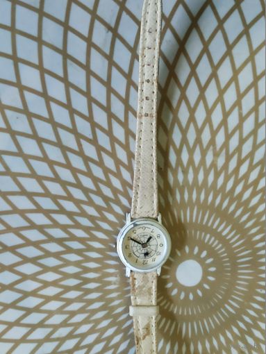 Часы наручные с ремешком . В ремонт,коллекцию,на запчасти. Состояние на скане.