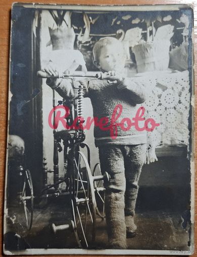 1927 Мальчик с велосипедом типажи прошлого ретро