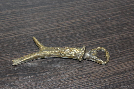 Открывашка латунная в виде рога.