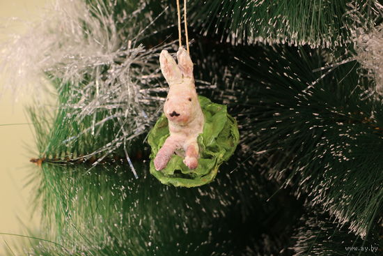 Ёлочная игрушка папье-маше, "Зайчик в капусте".