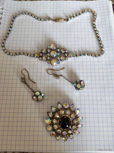 Комплект винтажной бижутерии .  Колье, серьги, брошь.