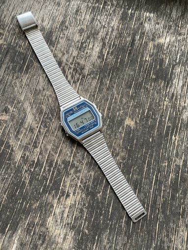 Часы Электроника ( Лот с рубля )