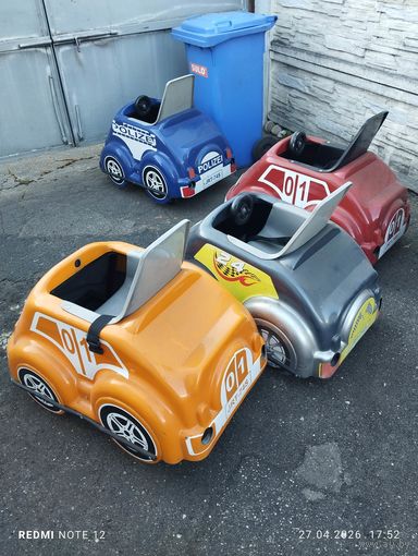 Машинка каталка с ручкой крепкая вес около 15 кг.