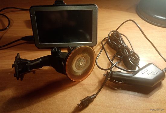 Популярный навигатор" NAVITEL" (GPS - 551) . Все аксесуары. Состояние нового. Сенсорный. См. описание. .