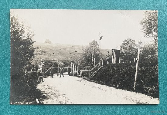 Фотооткрытка 1 Мировая война Немецкие солдаты униформа пикельхауб ровер / КПП шлагбаум HALT!