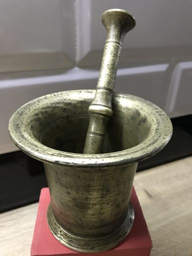Старинная бронзовая ступка.