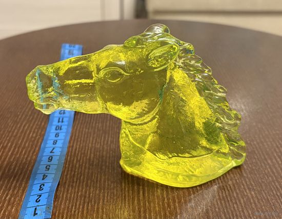 Статуэтка Голова лошади из уранового стекла . Чехия