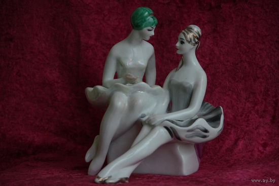 Статуэтка фарфоровая  "Балерины в антракте" Киев, Киевский завод КЭКХЗ ( ЦЕЛАЯ )  , высота 20,5 , ширина 17 см