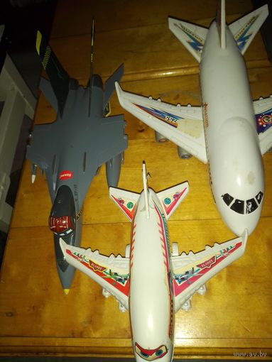 Игрушки самолёты .