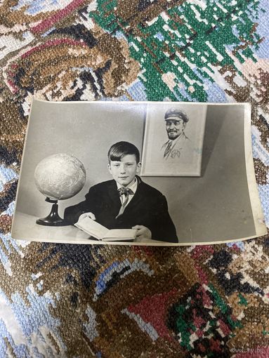Фото Пионер с глобусом и тов.Ленином 1970 год