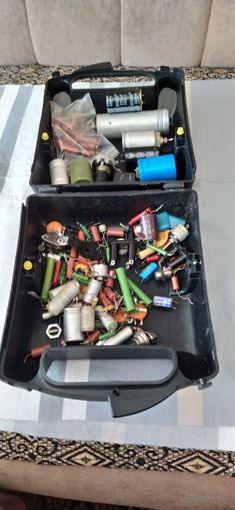 Разные радиодетали в коробке для выбора покупателем нажных деталей