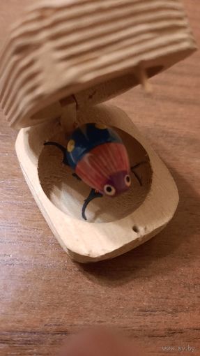 Сувенир 90-х годов- коробочка с качающимся жучком