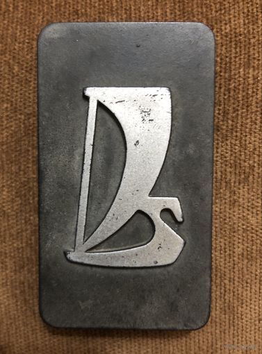 Эмблема решетки ВАЗ-2107