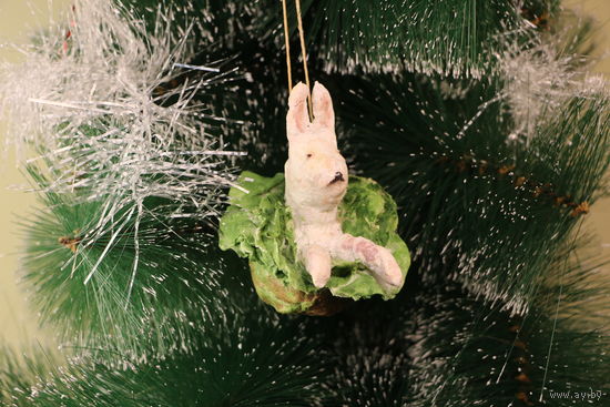 Ёлочная игрушка папье-маше, "Зайчик в капусте".